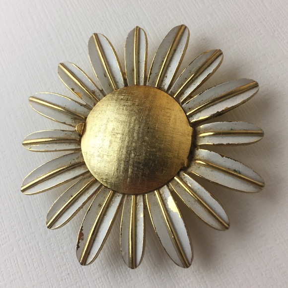 Vintage Avon Enamel Daisy Gold Tone Brooch - Picture 2 of 8